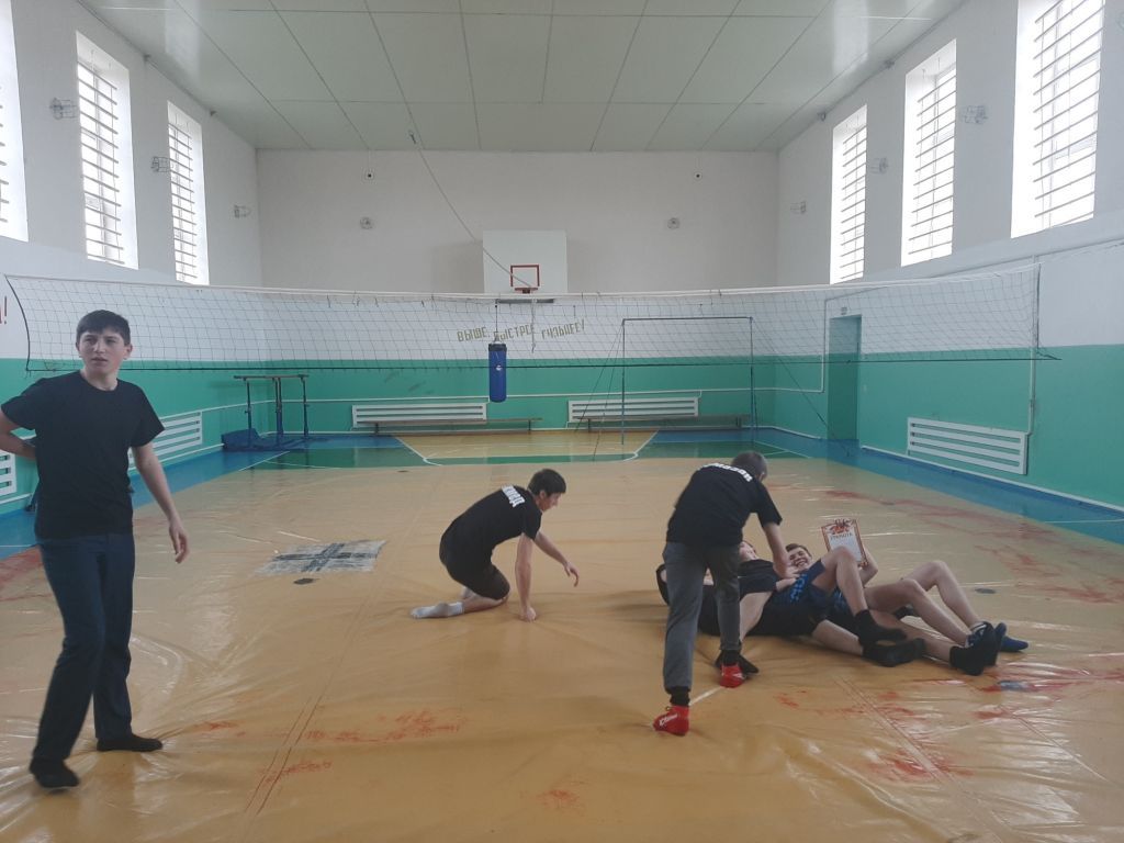 В школьнос спортзале