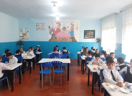 В школьной столовой
